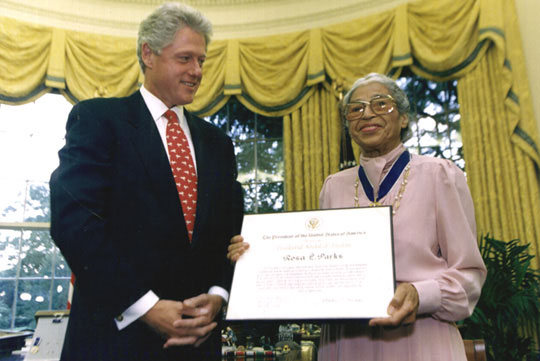 Rosa Parks receiving an award from President Bill Clinton in 2005.